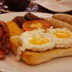 Angielska kuchnia - typowe angielskie sniadanie - boczek jajko tost
