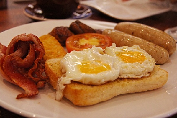 Angielska kuchnia - typowe angielskie sniadanie - boczek jajko tost