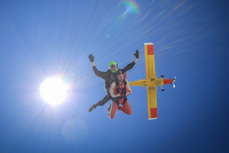 Skok ze spadochronem w UK jako prezent