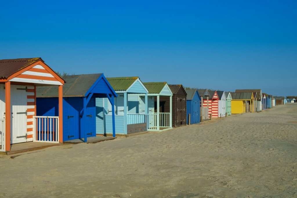 Kolorowe domki na plaży w West Wittering w UK