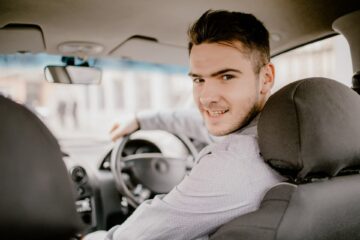 Ubezpieczenie samochodu dla młodych kierowców w UK – jak obniżyć składkę?
