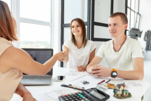 Ile trzeba zarabiać w UK, aby dostać kredyt na dom