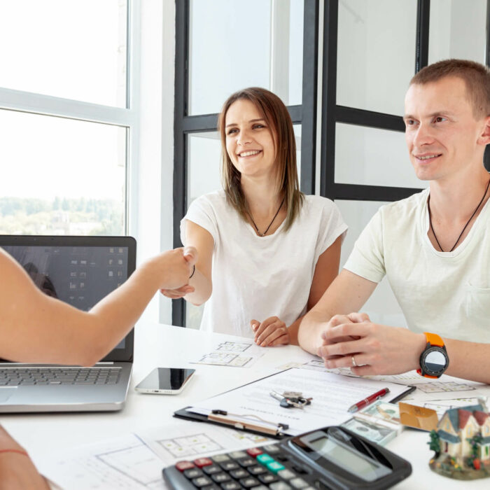 Ile trzeba zarabiać, aby dostać kredyt na dom w UK? [2025]