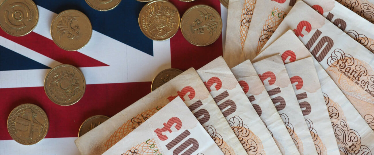 Ile zarabia przeciętny Anglik miesięcznie? Średnie zarobki w UK [2025/2026]