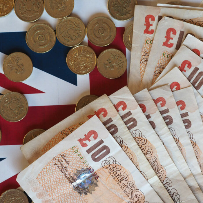 Ile zarabia przeciętny Anglik miesięcznie? Średnie zarobki w UK [2025/2026]
